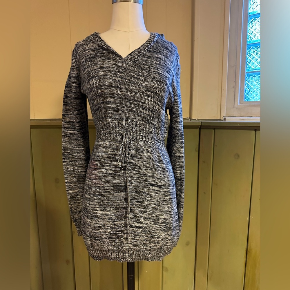 SZ: XL. Roxy sweater dress with hoodie.  Perfect post surf or with leggings.